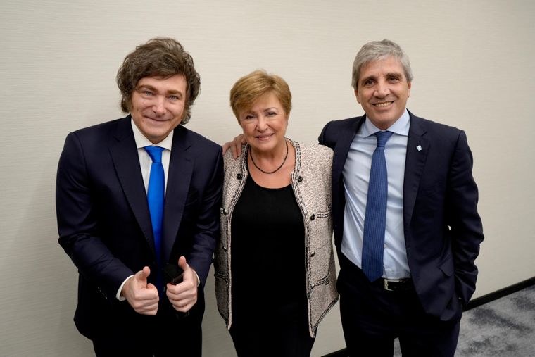 Javier Milei y Luis Caputo con Kristalina Georgieva. Javier Milei y Luis Caputo con Kristalina Georgieva.