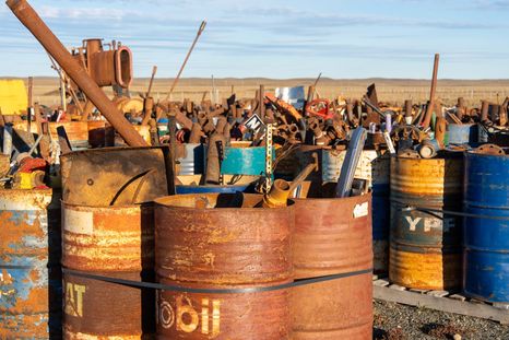 Tachos con residuos ambientales ferrosos, tras décadas de explotación petrolera de YPF, en Tierra del Fuego. Tachos con residuos ambientales ferrosos, tras décadas de explotación petrolera de YPF, en Tierra del Fuego.