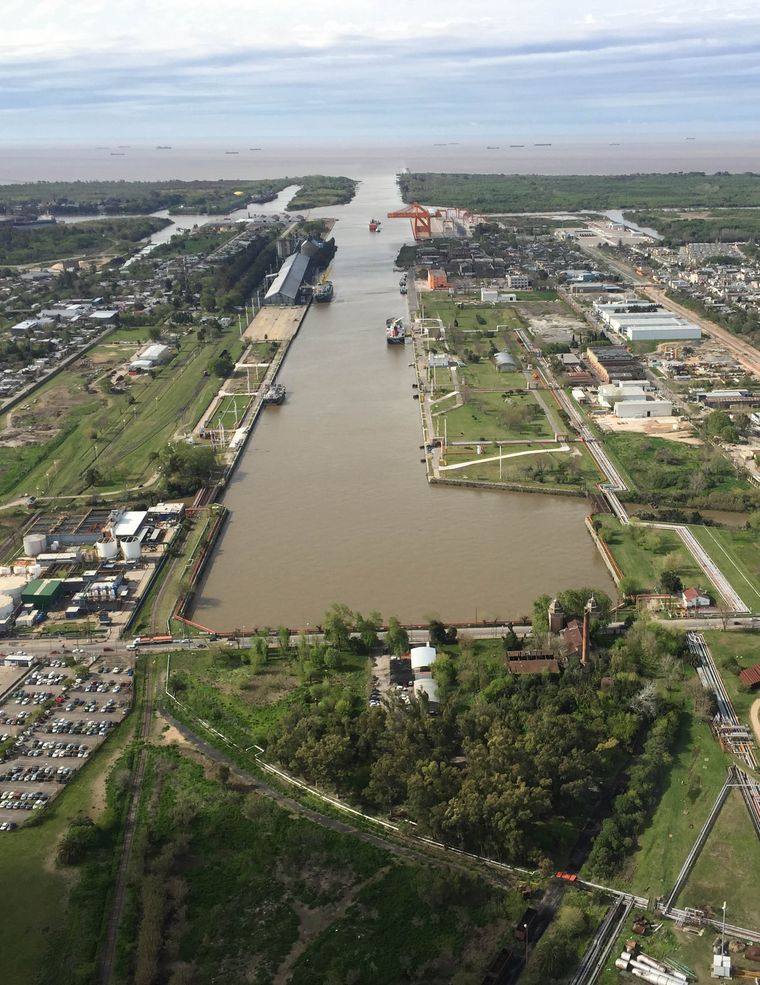 Camuzzi proyecta instalar un barco licuefactor en el Puerto La Plata.