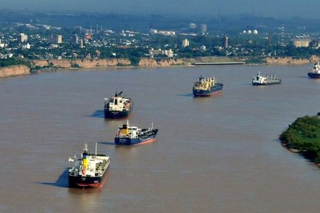 La Hidrovía, la principal vía navegable del comercio exterior argentino que está en medio de una disputa por una licitación millonaria por 25 años. La Hidrovía, la principal vía navegable del comercio exterior argentino que está en medio de una disputa por una licitación millonaria por 25 años.