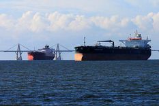 Petroleros en el puerto de Maracaibo hace unos días.