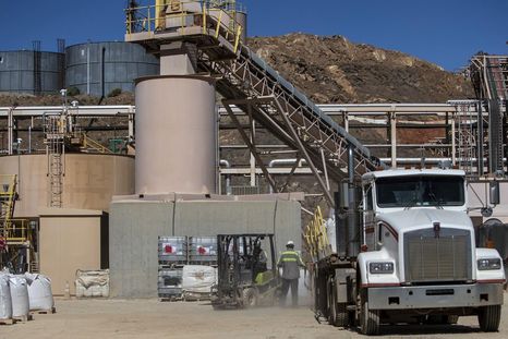 La mina de tierras raras de Mountain Pass, en California, es la única de ese tipo en operación en Estados Unidos. La mina de tierras raras de Mountain Pass, en California, es la única de ese tipo en operación en Estados Unidos.
