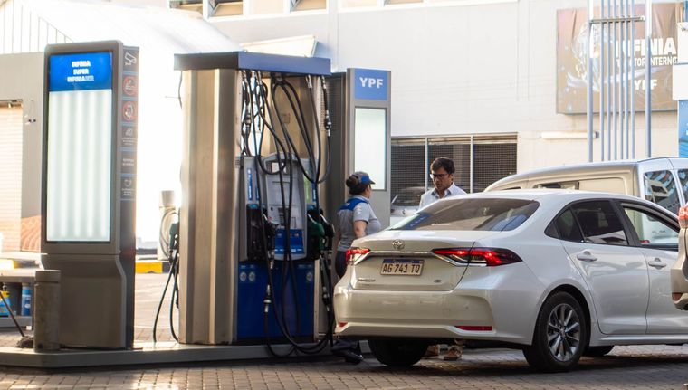 El precio del petróleo aumenta y debería se reflejó en el surtidor. Foto: Santiago Tagua/MDZ