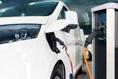 Carga en auto eléctrico.