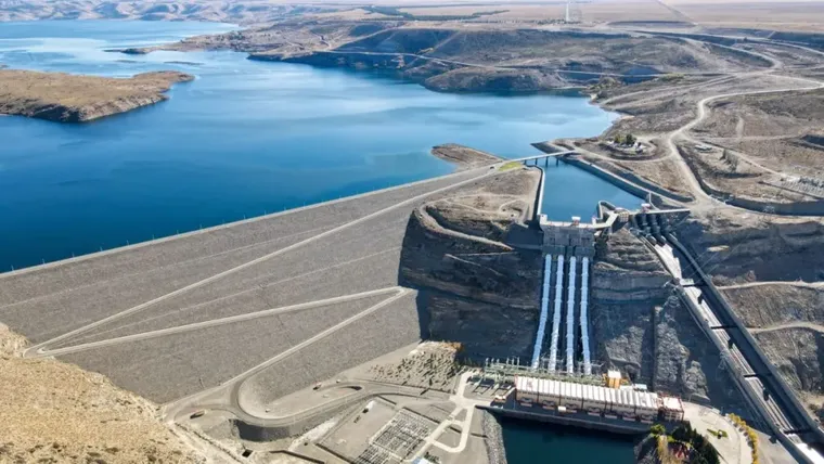 Neuquén y Río Negro firmaron contratos con las represas del Comahue.