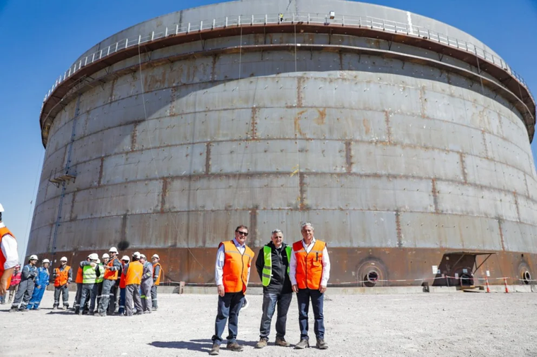 El presidente de YPF, Horacio Marín, recorrió las obras junto a los gobernadores de Río Negro, Alberto Weretilneck, y Neuquén, Rolando Figueroa