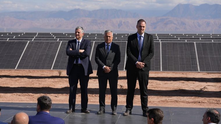 Horacio Marín, CEO de YPF, junto a Alfredo Cornejo y Manuel Adorni en Mendoza.