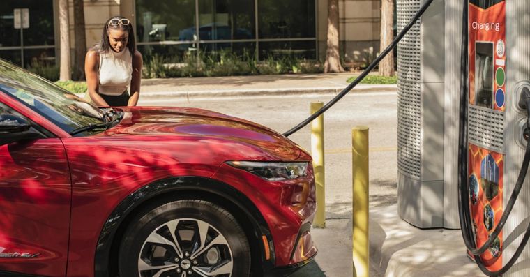 Ya se pueden cargar autos Ford en cargadores Tesla Foto: Ford