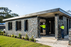 Bloques de plástico reciclado utilizados como sistema modular para la construcción de viviendas de ladrillos.