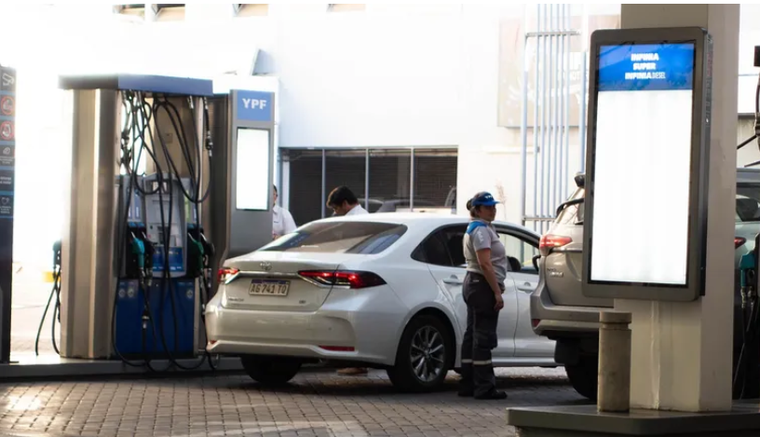 El Gobierno anunció una nueva suba del impuesto al combustible.