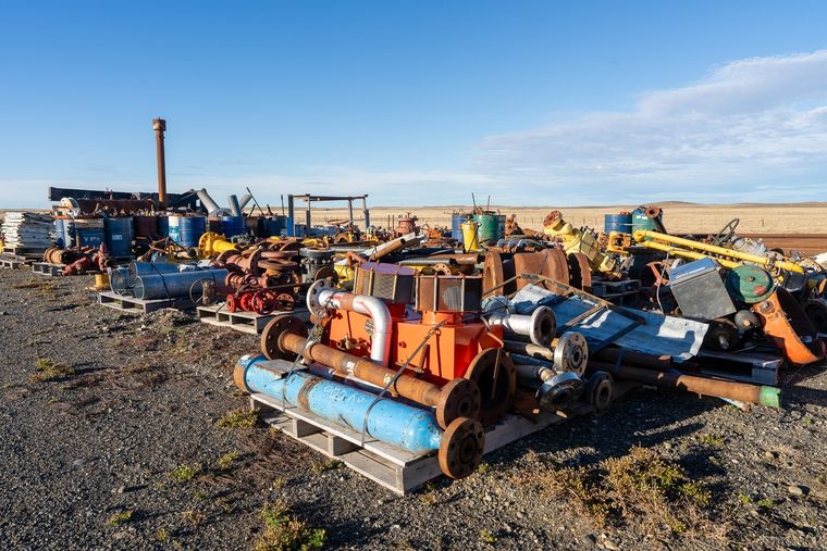 Toneladas de residuos ambientales ferrosos, tras décadas de explotación petrolera de YPF, en Tierra del Fuego. Toneladas de residuos ambientales ferrosos, tras décadas de explotación petrolera de YPF, en Tierra del Fuego.