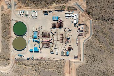 Vista aéreas de la extracción de petróleo y gas no convencional en Añelo, Neuquén. Equipo de fracturación hidráulica Vista aéreas de la extracción de petróleo y gas no convencional en Añelo, Neuquén. Equipo de fracturación hidráulica