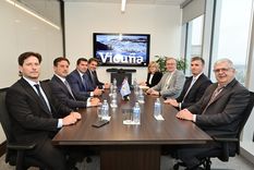 El gobernador de San Juan, Marcelo Orrego, con los líderes de Vicuña en Vancouver.