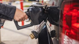 Más cara que en EE.UU. y Brasil: el precio de la nafta argentina y la paradoja del país que exporta petróleo