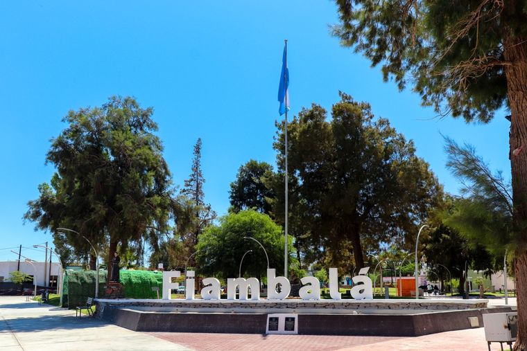 La pintoresca plaza de Fiambalá, en Catamarca, Argentina. La pintoresca plaza de Fiambalá, en Catamarca, Argentina.
