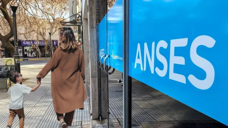 El bono alcanza a jubilados, pensionados y otros beneficiarios con ingresos bajos. Foto: Anses