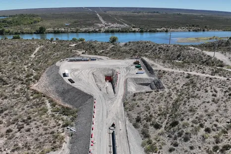 La compleja obra cruza por debajo del lecho del río La compleja obra cruza por debajo del lecho del río