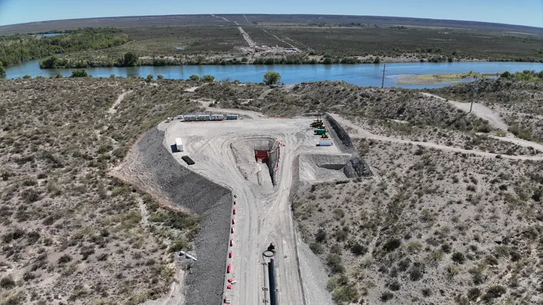 La compleja obra cruza por debajo del lecho del río La compleja obra cruza por debajo del lecho del río