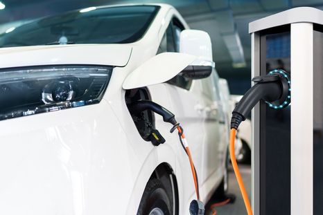 Carga en auto eléctrico.