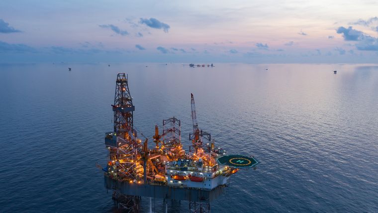 La impasse en la guerra del Golfo Pérsico sigue impactando en los precios del petróleo crudo y los refinados, con valores que aún superan los 100 dólares por barril y demanda consistente. La impasse en la guerra del Golfo Pérsico sigue impactando en los precios del petróleo crudo y los refinados, con valores que aún superan los 100 dólares por barril y demanda consistente.