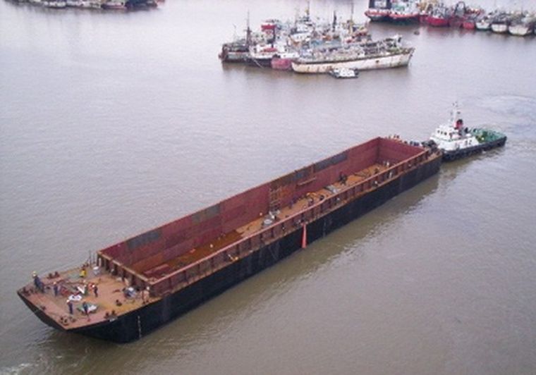 Una barcaza puede transportar lo mismo que 80 camiones. Una barcaza puede transportar lo mismo que 80 camiones.