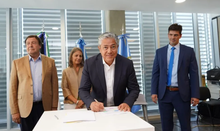 El gobernador de Neuquén, Rolando Figueroa, durante la firma del contrato. El gobernador de Neuquén, Rolando Figueroa, durante la firma del contrato.