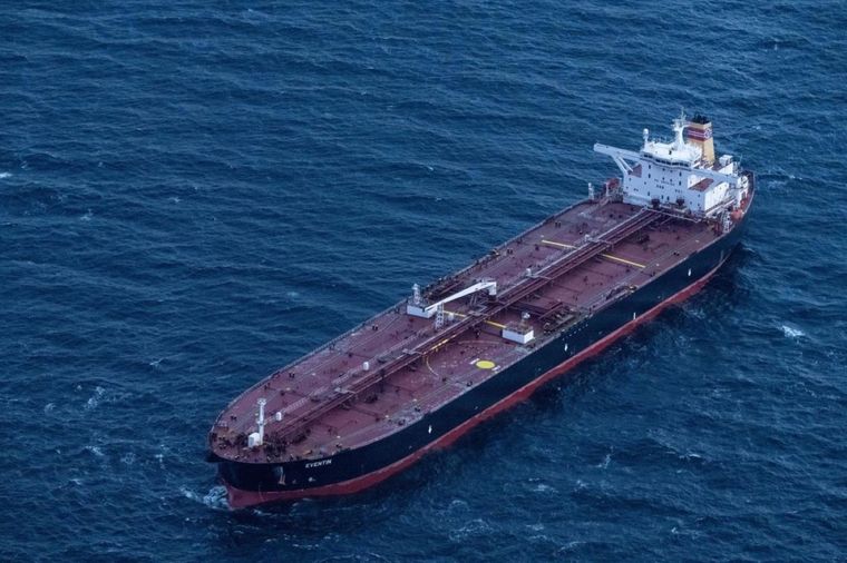 Los petroleros, avisa Irán, ya pueden atravesar el estrecho de Ormuz. Foto Efe