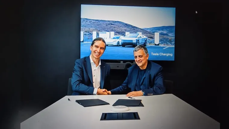Igor Antarov Regional Manager Chargind - Emerging Markets at Tesla y Horacio Marín, presidente y CEO de YPF