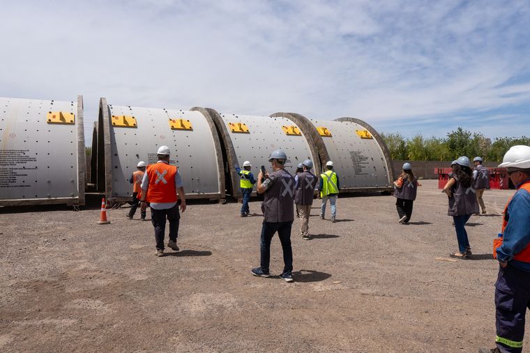 Parte de las mega estructuras que serán trasladadas a la cordillera para producir cobre. Parte de las mega estructuras que serán trasladadas a la cordillera para producir cobre.