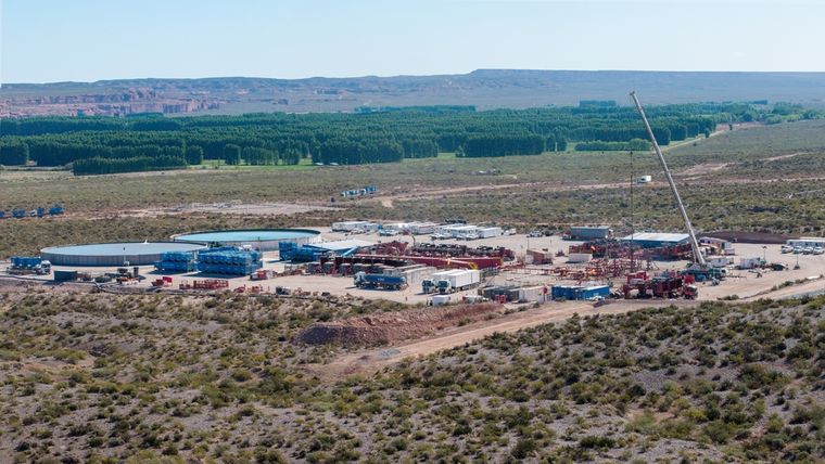 Vista Aéreas de la extracción no convencional de petróleo y gas (shale oil) en Añelo, Neuquén. Equipo de fracturación hidráulica.&nbsp;