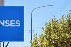 Anses paga en mayo la AUH con aumento y calendario escalonado según la terminación del DNI.