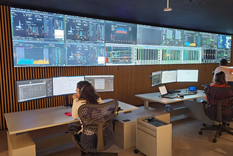 Desde el centro de monitoreo que funciona en Buenos Aires, Tecpetrol opera pozos a distancia.