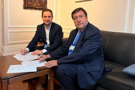 Sergio Rotondo con Weretilneck en la firma del convenio durante la gira en Nueva York. Sergio Rotondo con Weretilneck en la firma del convenio durante la gira en Nueva York.