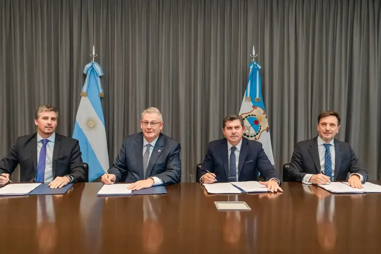 José Morea, Country Director de Vicuña; Ron Hochstein, Presidente y Director Ejecutivo (CEO) de Vicuña; Marcelo Orrego, Gobernador de San Juan; y Juan Pablo Perea, Ministro de Minería de San Juan. José Morea, Country Director de Vicuña; Ron Hochstein, Presidente y Director Ejecutivo (CEO) de Vicuña; Marcelo Orrego, Gobernador de San Juan; y Juan Pablo Perea, Ministro de Minería de San Juan.