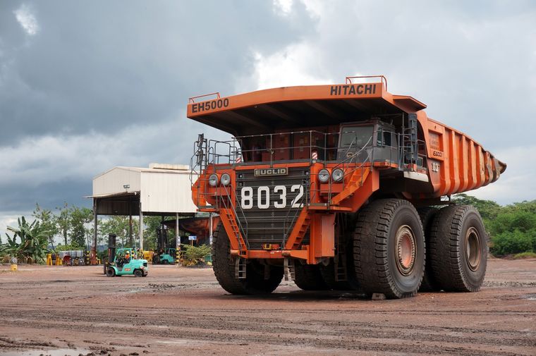 hitachi camión