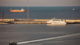 Petroleros y embarcaciones rápidas que han echado anclas cerca del estrecho de Ormuz.