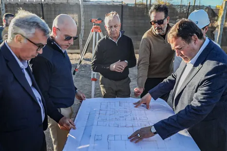 El gobernador Alberto Weretilnek mira planos de la obra del hospital que se empezó a construir en Barda del Medio, Río Negro. El gobernador Alberto Weretilnek mira planos de la obra del hospital que se empezó a construir en Barda del Medio, Río Negro.