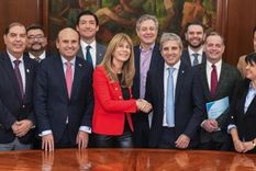 Ximena Rincón, junto a Luis Caputo, que recibió a la delegación chilena Ximena Rincón, junto a Luis Caputo, que recibió a la delegación chilena