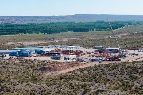 Vista Aéreas de la extracción no convencional de petróleo y gas (shale oil) en Añelo, Neuquén. Equipo de fracturación hidráulica. Vista Aéreas de la extracción no convencional de petróleo y gas (shale oil) en Añelo, Neuquén. Equipo de fracturación hidráulica.